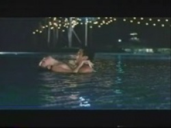 イヴ(神代弓子) 夜のプールで彼氏と全裸ヌードで水中ファ〇クの画像