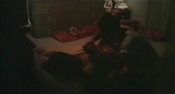 【動画】滝川真子・モヒカン刈りの間男が寝ている女をイタズラ犯すの画像