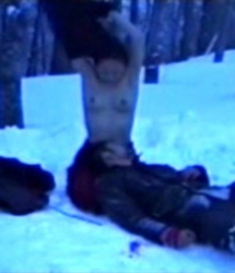 室井佑月 雪山で突然おっぱい丸出しで男の顔に押し付けるの画像