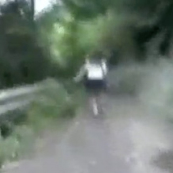 山奥で追いかけられるJK！強姦魔に捕まり、暴行されながら乱暴に生ハメ中出し！そしてポイされる…の画像