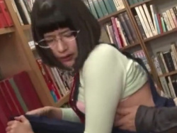図書館で働いているロリ系の黒髪スタッフのスカートをめくり立ちバックでレイプ！マジメそうな顔して気持ちよさのあまりに自分から腰を振りまくるｗの画像