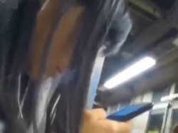 電車の中でスマホを弄っているJKを逆さ盗撮師ながらパンツに手を突っ込む痴漢ｗの画像