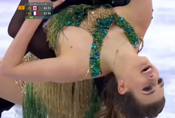 超絶美人なフィギュアスケート選手、演技中に乳首ポロリしてしまう放送事故wwwの画像