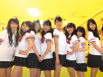 ダンス初心者JKがK-POPダンスで生パンチラを披露!の画像
