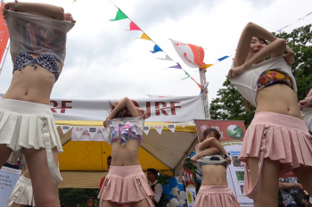 ライブが始まると即、シャツを脱いじゃうマイナーアイドルをローアングルからじっくり鑑賞してみたの画像