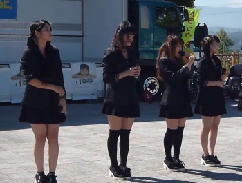 マイナーアイドルさん、道の駅ライブでブルマからのハミパンを披露wの画像