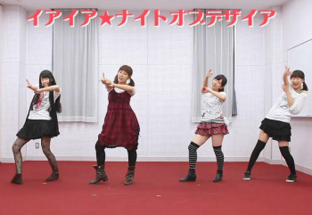 4人組踊り手さん、ハイキックでスト越しの白パンチラを披露wwwの画像