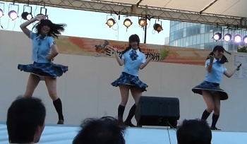 色とりどりの縞々パンチラ見放題のアイドルライブ映像がこちらww パート2の画像