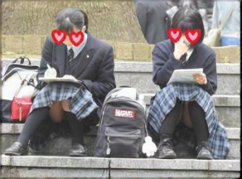 YUKI これは凄い!!開脚軍団発見!!(FHD)Kちゃん!!大変です!!パンツが見えてますよ特別編32の画像