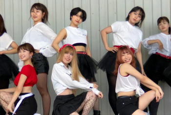 ダンスイベントで痛恨の履き忘れ!黒スト越しに白パン見えまくりの羞恥プレイを強要されるJDダンサーの画像