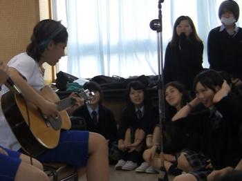 学校の教室で撮影された制服JKの白パンチラがまさにラッキースケベの極みな件wの画像
