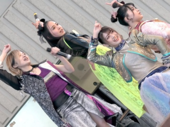 エッッッ!ライブ中に衣装を脱いじゃうローカルアイドルグループが発見されるwwwの画像