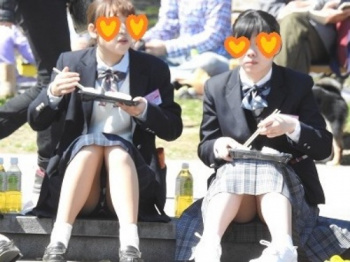 公園でお弁当を食べてる制服Cちゃん、大体パンチラしてるwww:YUKIの画像