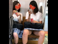 電車通学中の2人組の夏服JKちゃん、お股をおっぴろげパンチラを対面盗撮されるｗ（太ももンゴ：エチエチ！vol.9）の画像