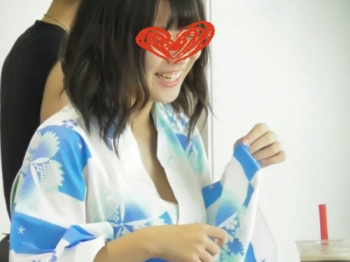 アイドル顔負けの美少女、着慣れない浴衣ではだけた胸元から乳首が見えそうになる(originate:かわいい!浴衣女子を執拗に撮影)の画像