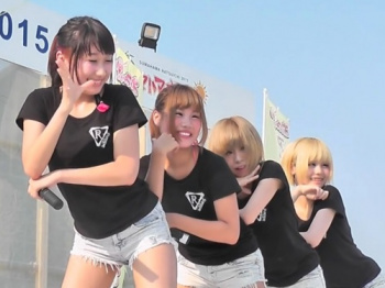 【YouTube】灼熱の砂浜でショーパンの隙間からパンチラしまくりの伝説のローアンライブ動画、何度見てもシコいwwwの画像