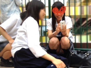 ライブを見に来た仲良し3人組JKの内2人が見せる自撮り中のしゃがみパンチラ(MM:妄想vol.50)の画像