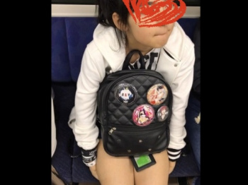 美少女JCの丸出しの太ももを約10分間に渡って変態目線で観察するマニアックな盗撮動画:エチエチ!vol.2 しぐさが可愛い美少女JCちゃんの画像