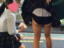 放課後の駅のホームで風パンチラハプニング！恥じらう制服JKの放課後の一コマ（パンダ：強風とJK 08）の画像