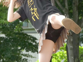【YouTube】ローカルアイドルさん、野外ライブでスパッツが透け透けになってしまうの画像