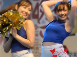 美人JDたちによる胸を強調した衣装でのチアダンス動画（ＬＯＶＥ☆２代目：学祭　チア☆ダン）の画像