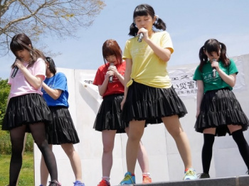 【YouTube】大阪のローカルアイドルさんハイキックで隙間パンチラ連発の大サービスの画像