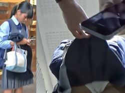 【Pcolle】制服JKちゃんのスカート内抜き打ち検査14：スカートの中検査隊の画像
