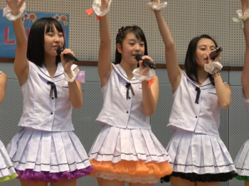伝説のローカルアイドルのライブ動画、やっぱり何度見ても最高すぎるw(腋&ハミパン)の画像