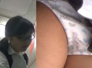 制服JKちゃんのスカート内抜き打ち検査16:リュックでスカートがずり上がっちゃったメガネ女子の画像