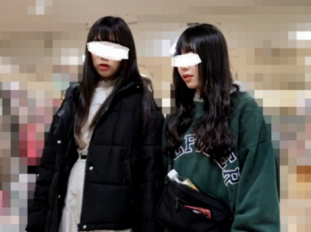 お手手繋いで買い物中の仲良しJKフレンズの純白サテンP(少女から大人へと:鷹)の画像