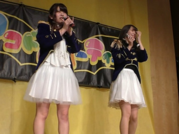 ペチパン履き忘れたアイドルさん、ガードしようとするも結局パンチラしてしまうwwwの画像