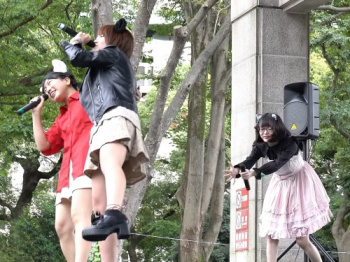 【YouTube】ローカルアイドルさん、ミニスカ衣装でがっつり生パンチラを披露する大サービスwwwの画像