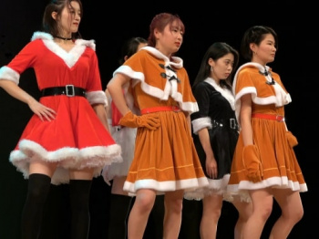 【YouTube】ダンスグループさん、Xmasライブの慣れないサンタ衣装が完全にずり落ちてしまうの画像