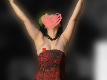 フラダンスでずり下がり。巨乳ダンサーの色素薄めなモロ見え乳輪&衣装に押し潰されたB地区がこちら:ハプニング!屋外ステージでポロリ:LOVE☆2代目の画像