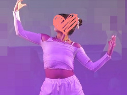 【Pcolle】美人ダンサーさん、衣装のインナーがずり落ちるハプニング！：カリの画像