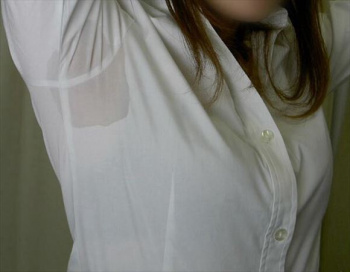 ワキに汗かいて染みができてる女のエロ画像31枚の画像