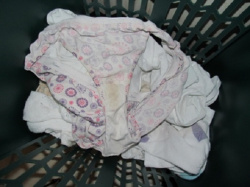 脱衣所の洗濯機の中やカゴに脱ぎ捨てられた使用済みパンティ フェチ画像37枚の画像