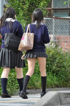 【街撮りJK画像】舐めまわすように視姦したい制服女子校生 25枚の画像