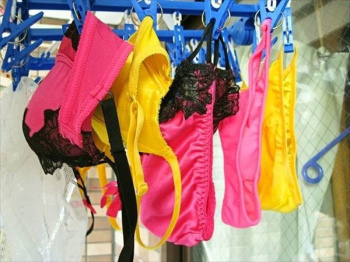 ギャルや若い娘のものと思われる派手な洗濯干し下着盗撮エロ画像 53枚の画像