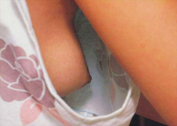 【チクチラ画像100枚】胸の谷間のついでに乳首まで盗撮しちゃったの画像