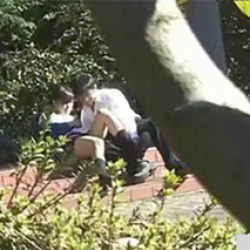 公園でJKの可愛い女の子と彼氏がエッチな事をしてるところを同級生が盗撮！の画像