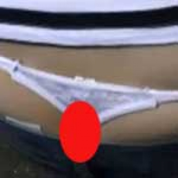 座っている美女の背後に回り込んで盗撮したらジーパンからはみ出た白いTバックが丸見え！しかも最後には嬉しいハプニングまで…wwの画像