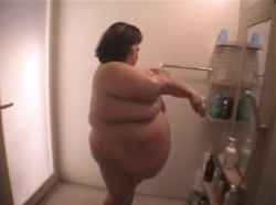 腹の肉どうなってんの？！超ヘビー級デブ女がシャワーを浴びる姿に衝撃！の画像