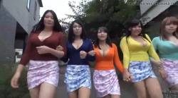 澁谷果歩 水澤りこ 小西みか 由來ちとせ 西村ニーナ！爆乳女優たちが谷間を見せつけ住宅街を徘徊！の画像