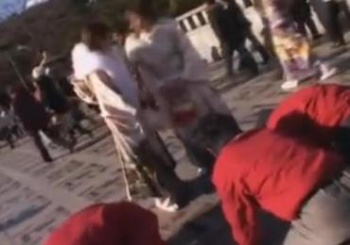 成人式帰りの振袖ギャル2人組が土下座ナンパ隊のおじさんたちにお持ち帰りされ・・・の画像