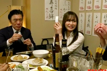 新入女子社員と絶倫上司が出張先の相部屋ホテルで…朝から晩までひたすら不倫セックスに明け暮れた一夜 坂道みるの画像