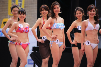 美魔女コンテストエロ画像 細身な美熟女の水着姿55枚の画像