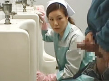 小便してる男のイチモツが、今まで体験してきた中でも群を抜いた大きさで、つい見惚れてしまう掃除のおばさんwの画像