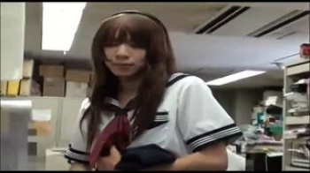 【JK男の娘】かわいいセーラー服jkだとおもったら何だか違和感…おっと股間にデッカイいちもつがあるじゃないかよの画像