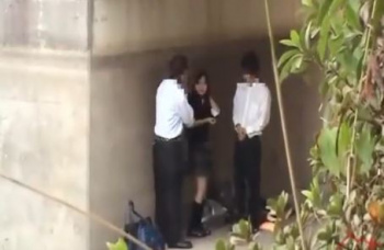 【JK野外盗撮】素人JKと男子二人が川べりの橋の下でなにやら始めそうなところを望遠レンズで隠し撮りの画像